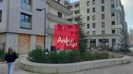 LOCAL COMMERCIAL NEUF 76 m² A LOUER GRENOBLE COURS DE LA LIBERATION - Offre immobilière - Arthur Loyd