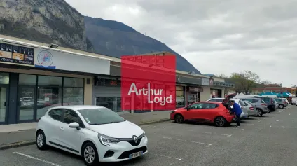 LOCAL COMMERCIAL 83 M² A LOUER GRAND PARKING SASSENAGE CC GLERIATES - Offre immobilière - Arthur Loyd