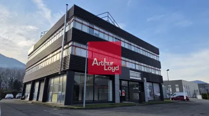 Local commercial à louer à Saint-Egrève grande vitrine et stationnement - Offre immobilière - Arthur Loyd