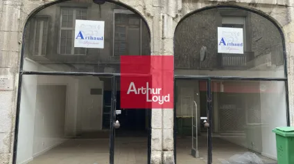Local commercial à louer à Grenoble centre avec grande vitrine et sous sol - Offre immobilière - Arthur Loyd