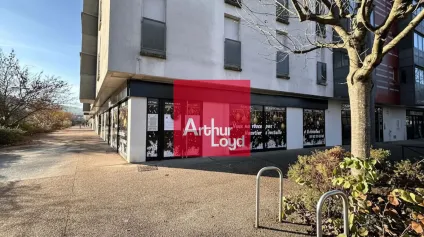 Local commercial à louer à Échirolles grande vitrine et parkings inclus - Offre immobilière - Arthur Loyd