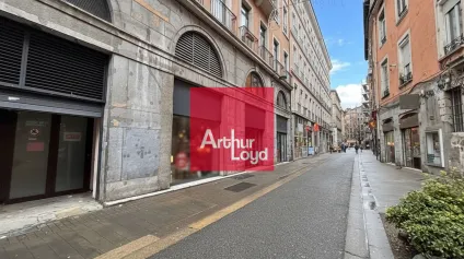 Local commercial à louer à Grenoble hypercentre avec grande vitrine sur rue - Offre immobilière - Arthur Loyd