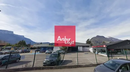 Local d'activité à louer 343 m² Saint-Égrève accès utilitaires - Offre immobilière - Arthur Loyd