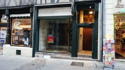 BOURGES - A LOUER - LOCAL COMMERCIAL DE 61 m² - Offre immobilière - Arthur Loyd