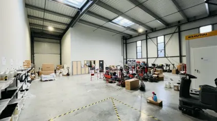 A LOUER - ZA DYNAMIQUE PERIPHERIE DU HAVRE - CELLULE 422 m² + 5 PARKING VL + TERRE PLEIN BETON 105 m² - Offre immobilière - Arthur Loyd