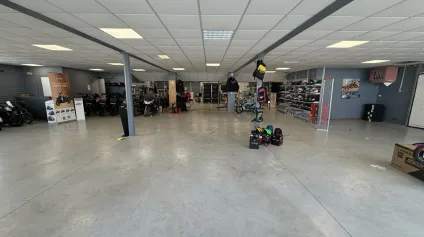 LOCAL COMMERCIAL À LOUER  POITIERS SUD  EMPLACEMENT STRATÉGIQUE  SHOWROOM, ATELIER ET STOCKAGE EXTÉRIEUR - Offre immobilière - Arthur Loyd