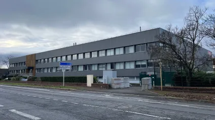 LOCAL D'ACTIVITE / BUREAUX DE 1 000 m² avec cour privative bitumée de 1 589 m² - Offre immobilière - Arthur Loyd