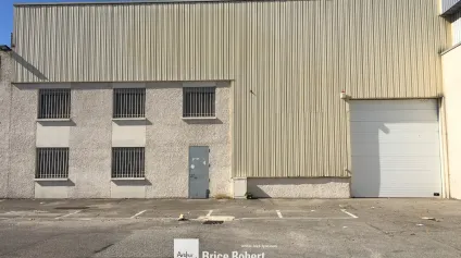 A louer - Bâtiment d'activité de 416 m² avec accès PL et à proximité des axes autoroutiers - Villeurbanne - Offre immobilière - Arthur Loyd