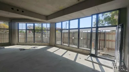 A VENDRE LOCAL COMMERCIAL D'ANGLE DE 120M² PARKING INCLUS - Offre immobilière - Arthur Loyd