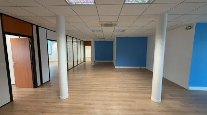 A LOUER - BUREAUX 210 M2 - LACROIX SAINT OUEN PARC TERTIAIRE ET SCIENTIFIQUE - Offre immobilière - Arthur Loyd