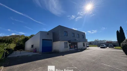 A louer - Beau bâtiment sur son grand terrain indépendant avec accès direct aux autoroutes - Offre immobilière - Arthur Loyd