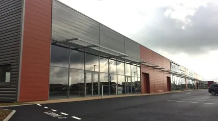 Cellule Commerciale de 420 m²  Zone Terre de Sport - Offre immobilière - Arthur Loyd