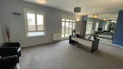A VENDRE - BUREAUX / AGENCE COMMERCIALE - 180 M2 - COMPIEGNE CENTRE VILLE - Offre immobilière - Arthur Loyd