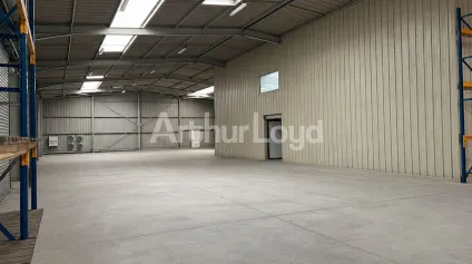 Rare sur ce secteur du Valenciennois , entrepôt de 1000 m2 environ à vendre - Offre immobilière - Arthur Loyd