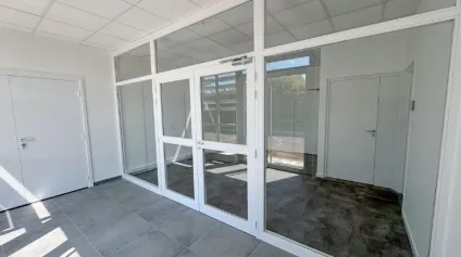 À LOUER - BUREAUX DE 169 M² AVEC 4 PLACES DE PARKING - RIORGES - Offre immobilière - Arthur Loyd