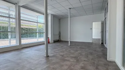 À LOUER : Bureaux avec 4 places de stationnement au coeur de Riorges - Offre immobilière - Arthur Loyd
