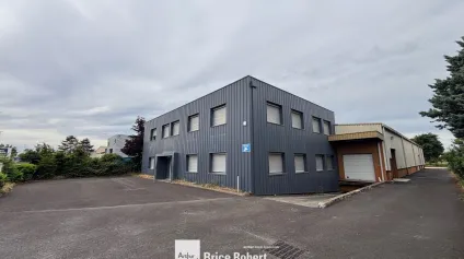 Local d'activités à louer à Chassieu avec quai et grand terrain indépendant - Offre immobilière - Arthur Loyd