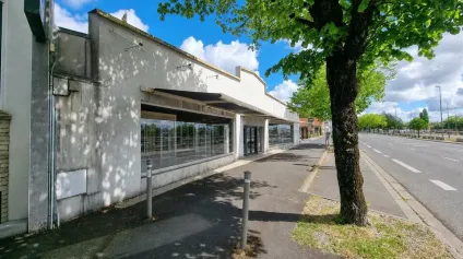 LOCAL COMMERCIAL - AVENUE DE PARIS A NIORT - 252M2 - Offre immobilière - Arthur Loyd
