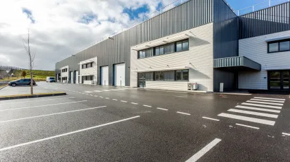 Local d'activités avec bureaux de 3 498 m² à Ambarès-et-Lagrave - Site clos avec stockage extérieur - Offre immobilière - Arthur Loyd