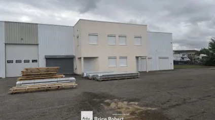 Entrepôt à louer avec bureaux aménagés et parking privatif à Chassieu - Offre immobilière - Arthur Loyd