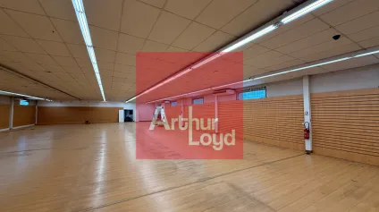 <br />Local commercial de grande surface avec showroom et réserve sur zone commerciale dynamique<br /> - Offre immobilière - Arthur Loyd
