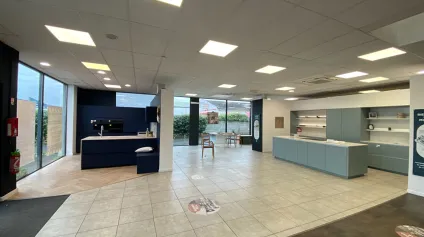 <br />Local commercial de 474 m² à louer - Zone commerciale dynamique d'Angoulins, excellente visibilité<br /> - Offre immobilière - Arthur Loyd