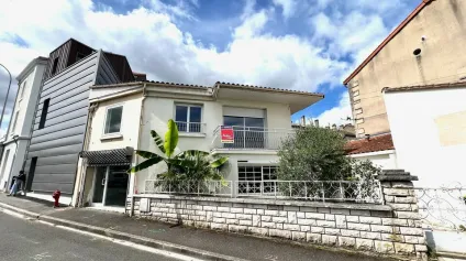 Ensemble commercial avec appartement - place Victor Hugo ANGOULEME - Offre immobilière - Arthur Loyd