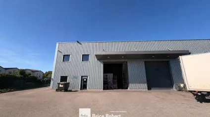A louer - Local d'activités équipé d'une porte sectionnelle motorisée. - Saint-Priest - Offre immobilière - Arthur Loyd