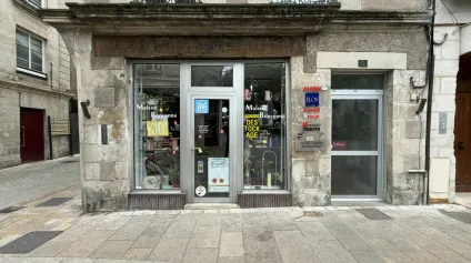A LOUER - LOCAL COMMERCIAL N°1 FACE À LA PLACE DU MARCHÉ - CENRE VILLE DE POITIERS - Offre immobilière - Arthur Loyd