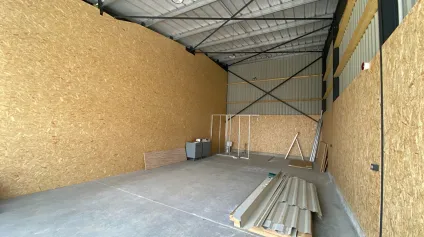 <br />Local d'activité Sainte Soulle 100 m2<br /> - Offre immobilière - Arthur Loyd