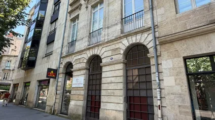 Bureaux à louer 131 m² avec parking et accès PMR proche tram Musée d'Aquitaine à Bordeaux - Offre immobilière - Arthur Loyd