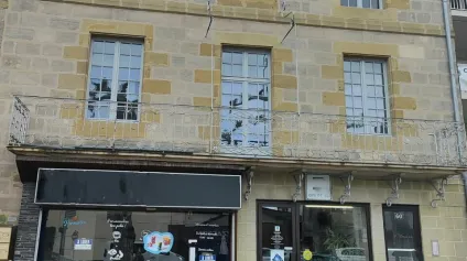 Local commercial ou bureaux- 120m2 avec 4 places de parking - Offre immobilière - Arthur Loyd