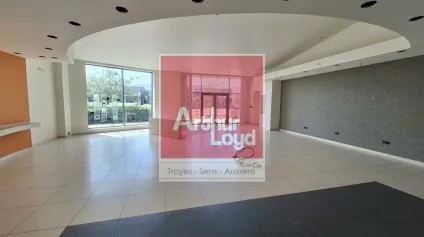 Local commercial de 199 m² à louer - Sens - Offre immobilière - Arthur Loyd