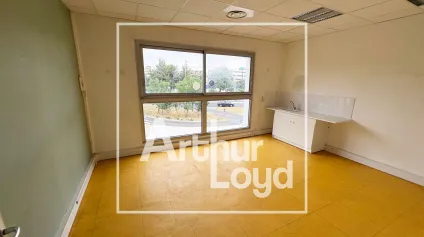 A LOUER BUREAUX - CENTRE MEDICAL GRAND M - PARKINGS - TRAMWAY LIGNE 5 - Offre immobilière - Arthur Loyd