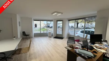 Local commercial rénové disponible au centre-ville de LA COURONNE - Offre immobilière - Arthur Loyd
