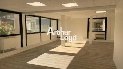 BUREAUX OPEN SPACE A LOUER PROCHE CENTRE COMMERCIAL CAP 3000 - Offre immobilière - Arthur Loyd