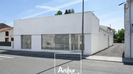 A VENDRE Local Commercial-Ribérac-Parking - Offre immobilière - Arthur Loyd