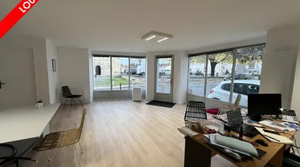 Local commercial rénové disponible au centre-ville de LA COURONNE - Offre immobilière - Arthur Loyd