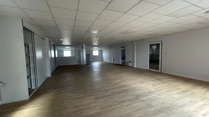 Local d activité à louer à Pornic avec showroom réhabilité et stationnement - Offre immobilière - Arthur Loyd