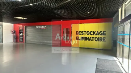 Local Commercial 665 m² - Pont Sainte Marie - Offre immobilière - Arthur Loyd