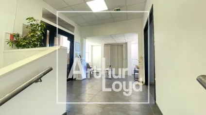 Bureaux à louer PMR à Saint-Aunès parking libre et ascenseur - Offre immobilière - Arthur Loyd