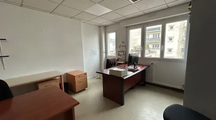 Au sein d'un immeuble mixte dans le centre-ville de Saint-Nazaire, Arthur Loyd vous propose à la LOCATION, des bureaux de 200 m2 sur 2 niveaux et divisibles.<br />Stationnement privatifs - Offre immobilière - Arthur Loyd