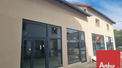 A SAISIR - MONTÉLIMAR PROXIMITÉ GARE ET BUS - A LOUER LOCAUX DE COMMERCE ET BUREAUX LIVRES BRUT - DIVISIBLES À PARTIR DE 68 M2 AVEC PLACES DE PARKING ATTENANTES - Offre immobilière - Arthur Loyd