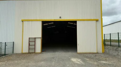 À louer  Bâtiment de stockage de 460 m² avec grande hauteur et accès poids lourds - Zone d'activités d'Aubigny (proche la Roche-sur-Yon)<br /> - Offre immobilière - Arthur Loyd