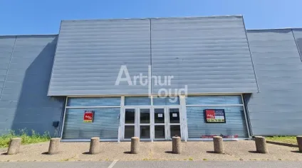 CHATEAUROUX - SAINT MAUR LOCAL COMMERCIAL DE 1200 M² A LOUER - Offre immobilière - Arthur Loyd