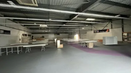 LOCAL COMMERCIAL 600M² A LOUER ZONE COMMERCIALE DE LA DESIREE - Offre immobilière - Arthur Loyd