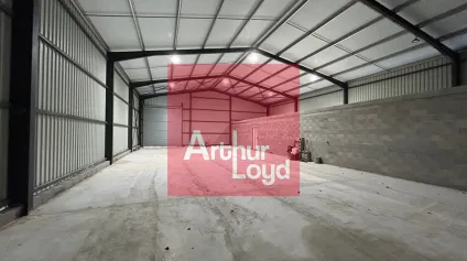 Local d'activité divisible avec bureaux et entrepôts à vendre - Offre immobilière - Arthur Loyd