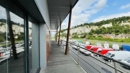A LOUER SUR AXE PASSANT - BATIMENT 550 m² + TERRE PLEIN 1 000 m² - Offre immobilière - Arthur Loyd
