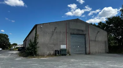 Entrepôt à louer au Haillan 550 m² avec terrain de 1500 m² - Offre immobilière - Arthur Loyd