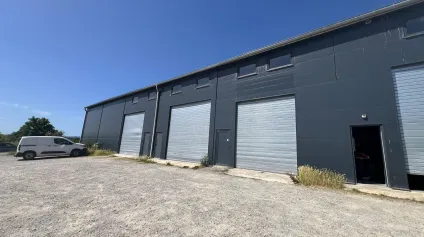 À VENDRE POUR INVESTISSEUR OU UTILISATEUR : Local d'activités environ 2600m², surface déjà louée 775m², avec une surface libre de 580 m² en RDC et 1 300 m² en R+1 sur un global d... - Offre immobilière - Arthur Loyd